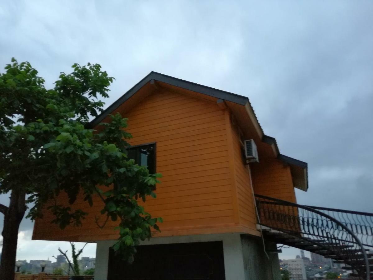 Деревянный Котеж The 1 С Выдом На Город Batumi Bagian luar foto